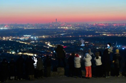 元旦香山市民守候新年第一缕曙光