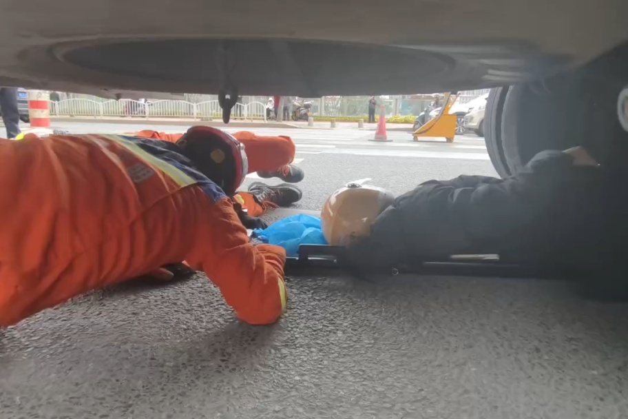 惊险！三明一女子被困车底，关键时刻他们出手……
