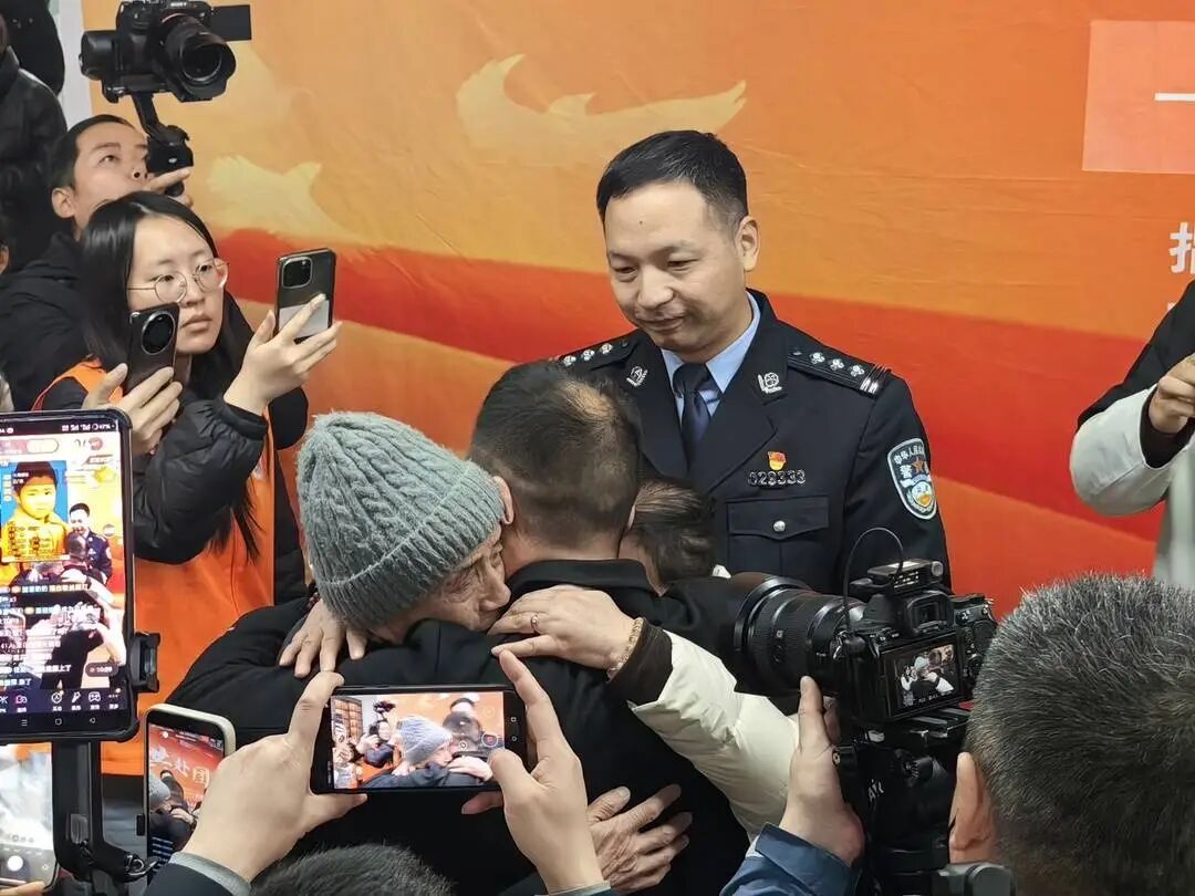 最长失散36年，三个家庭在2025年最后一天终团圆