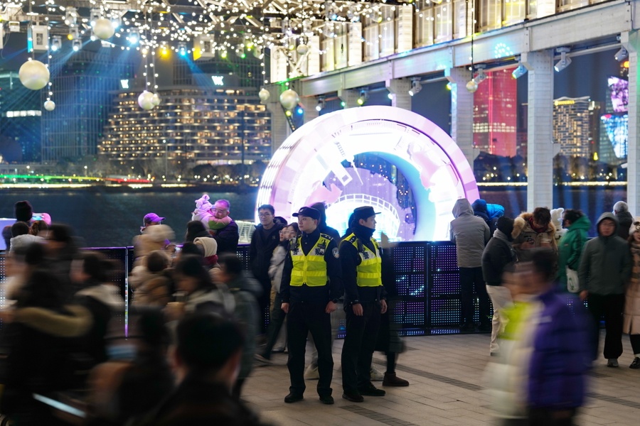 跨年时刻，外滩5.8万人共迎新年！上海公安以“最小影响”筑牢安全防线