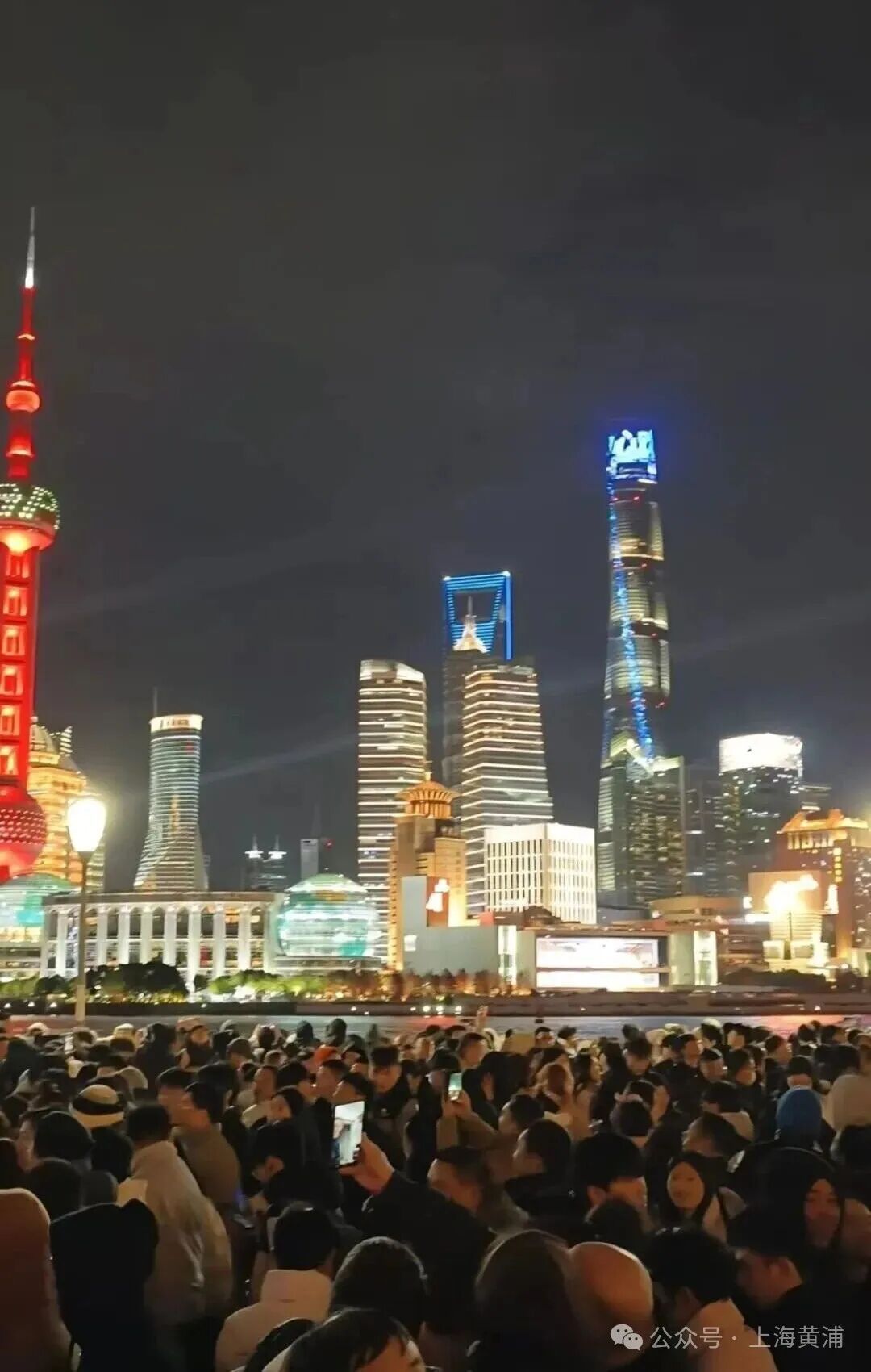 “站在外滩这一刻，才懂为什么大家都爱来这跨年！”网友感叹：太美了……