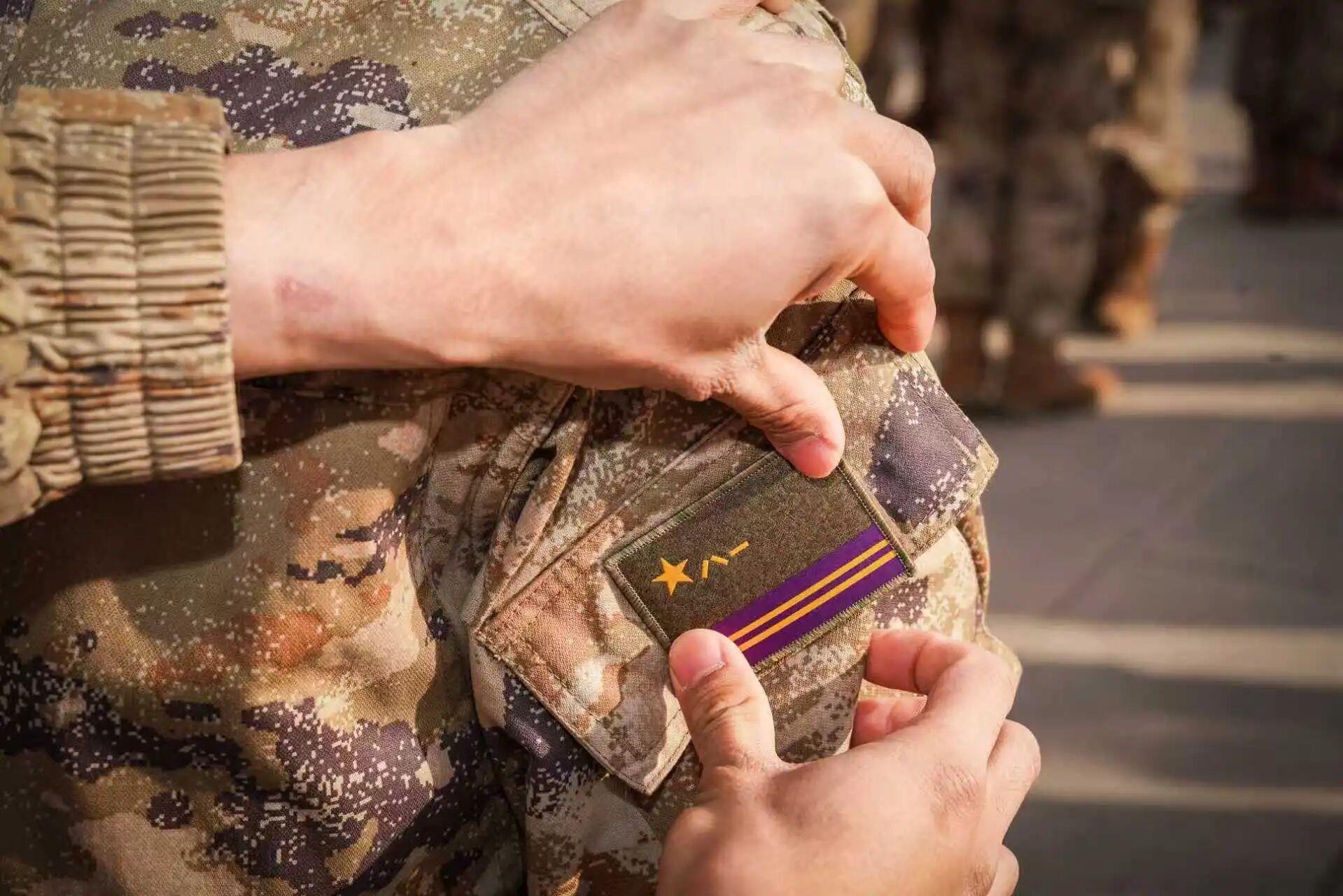 今起，我军四大战略兵种军旗臂章正式启用