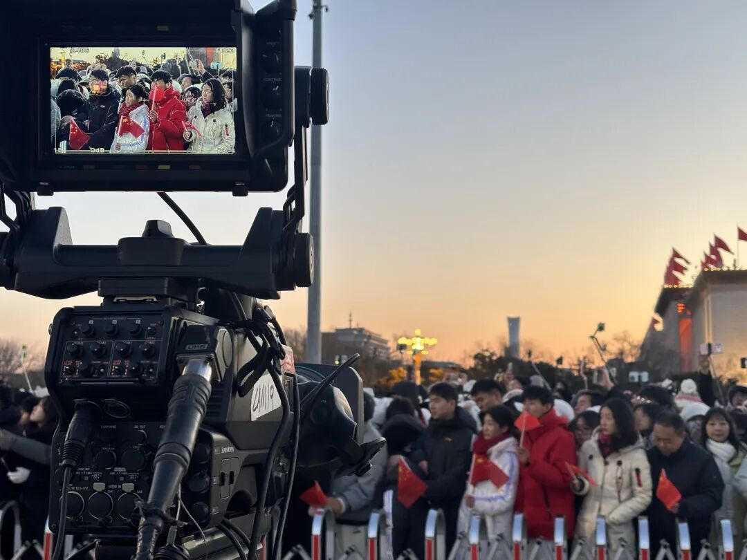 天安门广场数万人齐声高唱国歌，迎接新年的第一缕阳光！