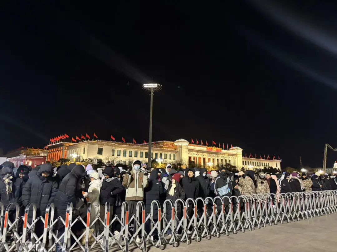 天安门广场数万人齐声高唱国歌，迎接新年的第一缕阳光！