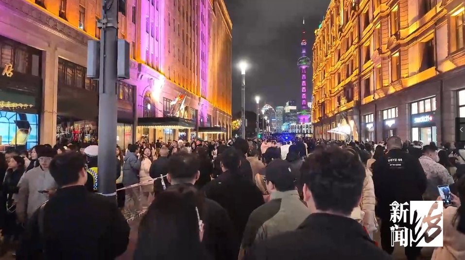 “站在外滩这一刻，才懂为什么大家都爱来这跨年！”网友感叹：太美了……