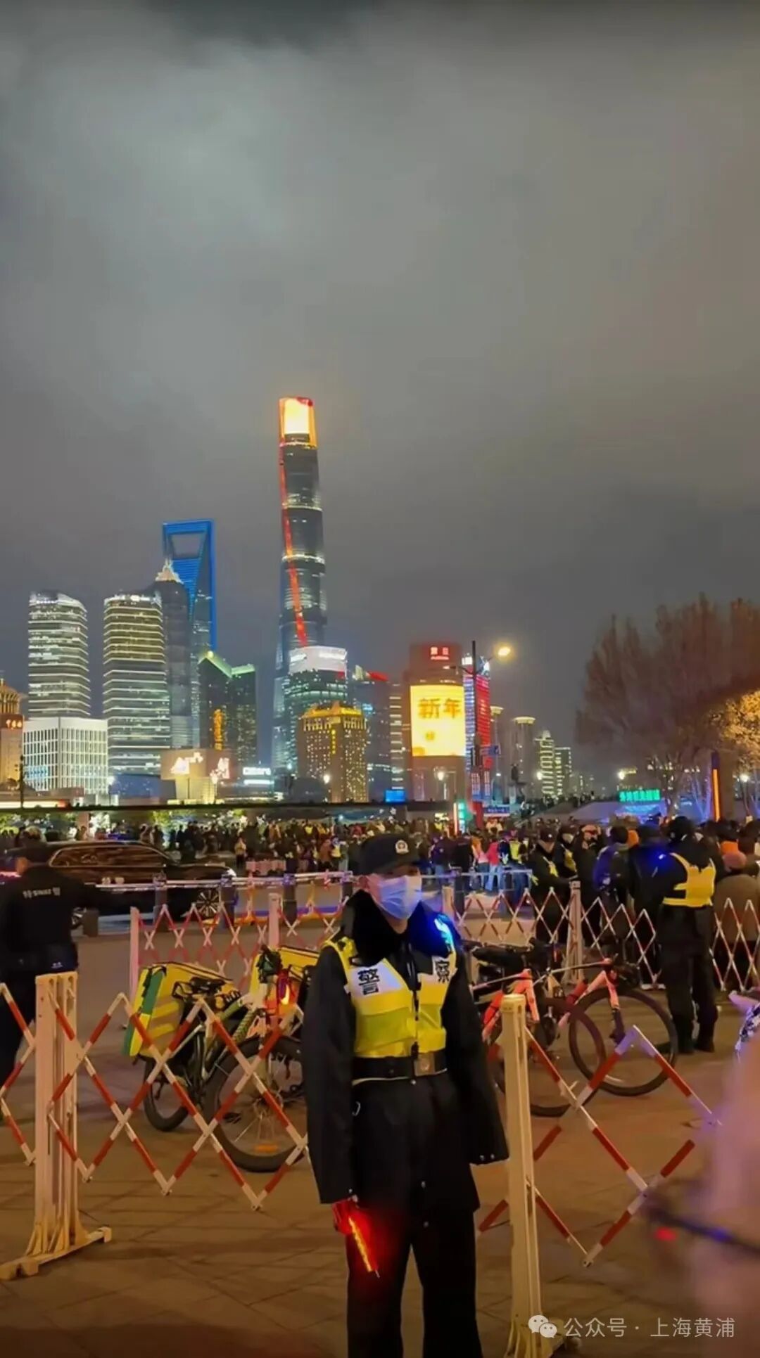 “站在外滩这一刻，才懂为什么大家都爱来这跨年！”网友感叹：太美了……