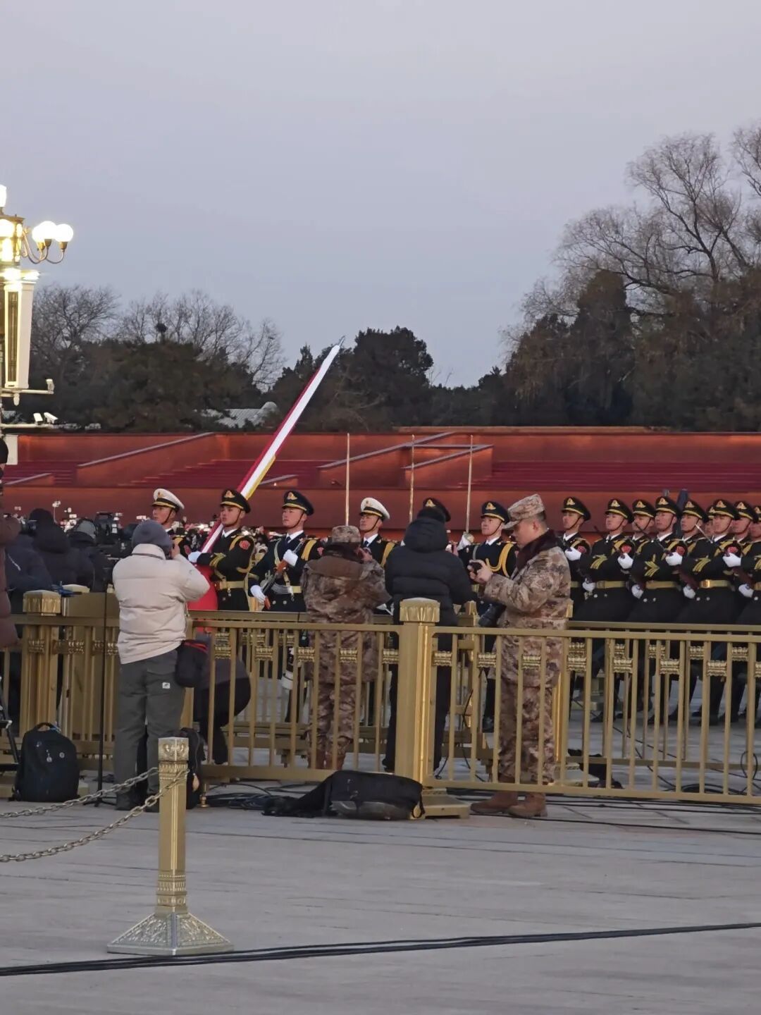 天安门广场数万人齐声高唱国歌，迎接新年的第一缕阳光！