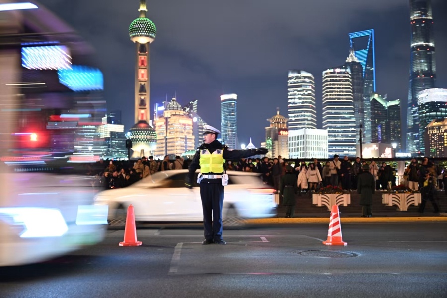 跨年时刻，外滩5.8万人共迎新年！上海公安以“最小影响”筑牢安全防线