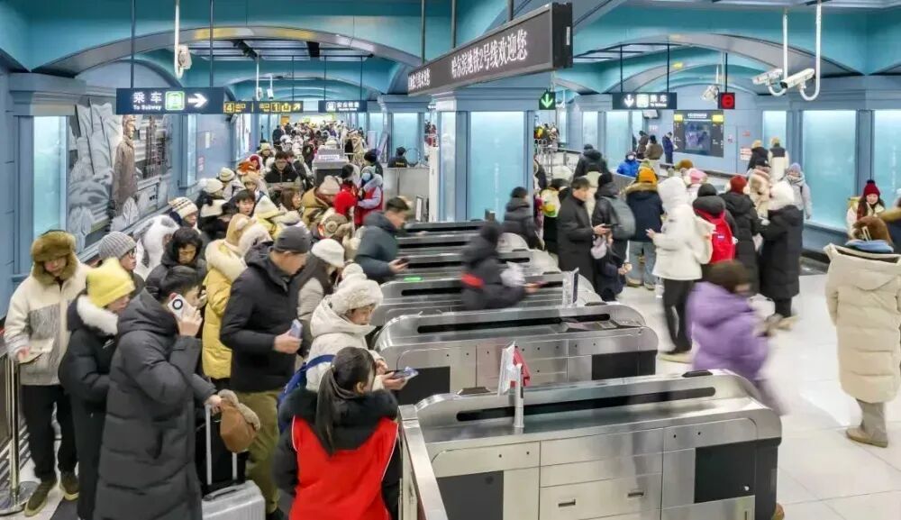 跨年班次：冰雪大世界站客流量9.12万人次，同比2024年增长1.71万人次