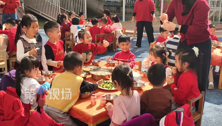 老师摆酒，请“小孩哥”、“小孩姐”吃席，深圳一幼儿园大摆20桌！