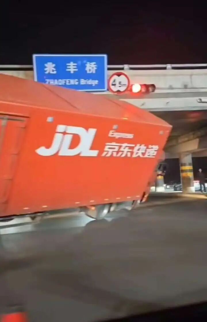 北京这座桥经常“卡”大车甚至有车侧翻？权威回应→