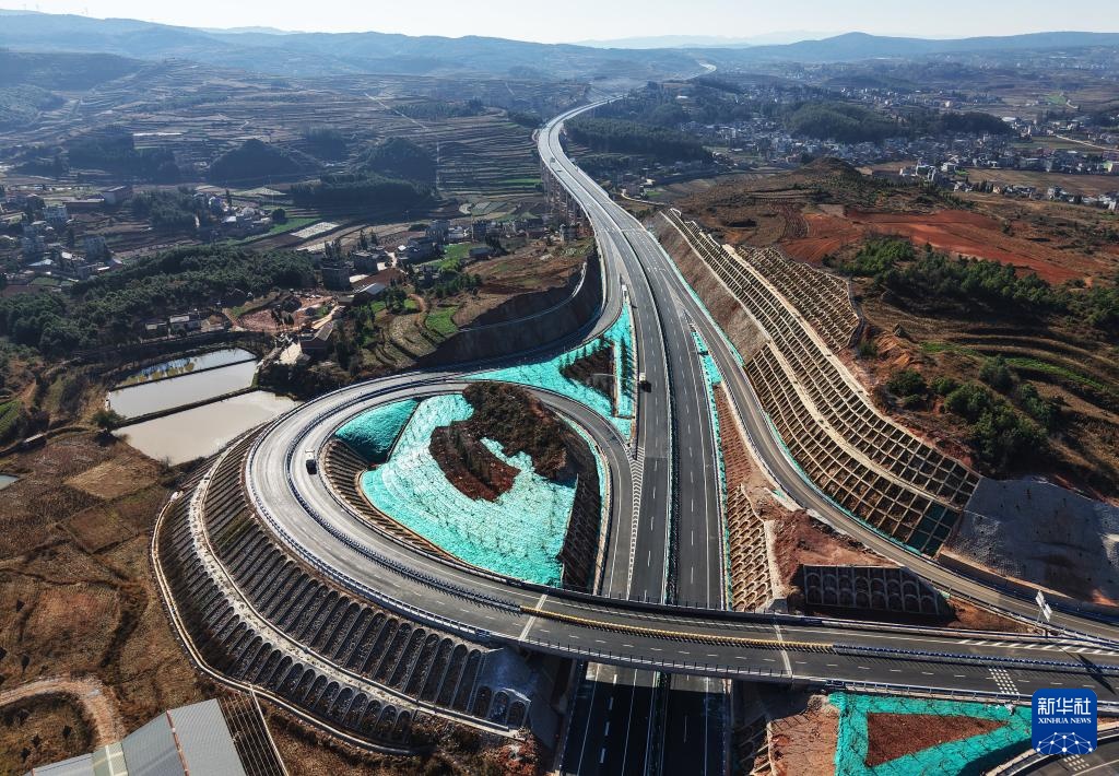 云南宣富高速公路建成通车