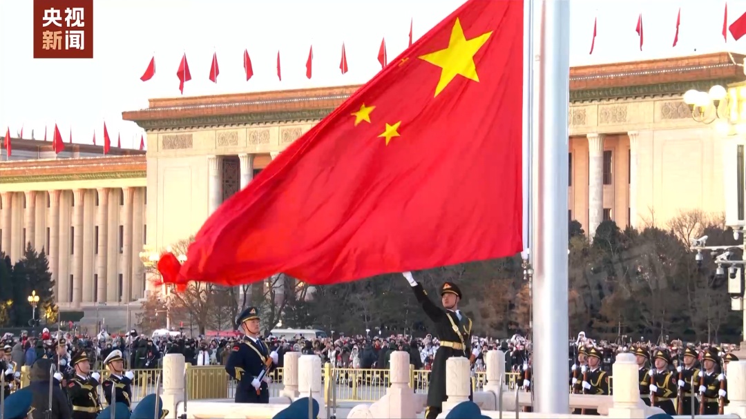 天安门广场数万人齐声高唱国歌，迎接新年的第一缕阳光！