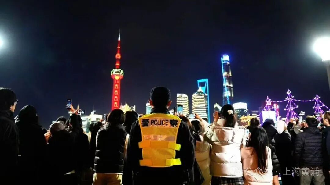 “站在外滩这一刻，才懂为什么大家都爱来这跨年！”网友感叹：太美了……
