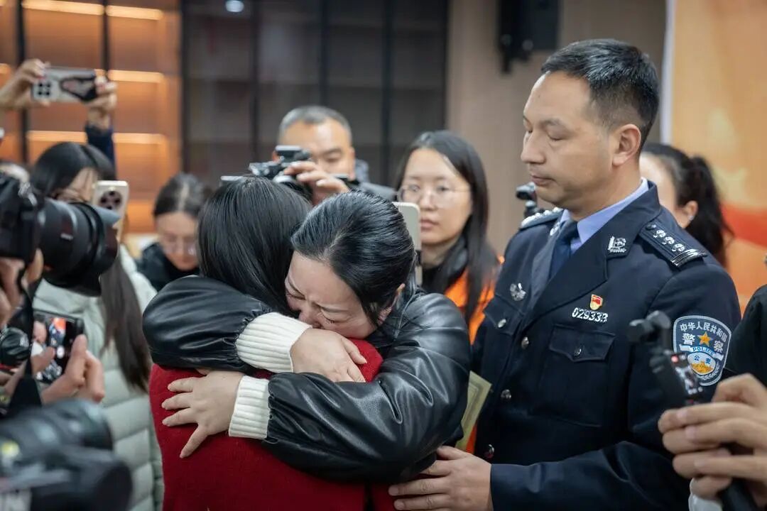 最长失散36年，三个家庭在2025年最后一天终团圆