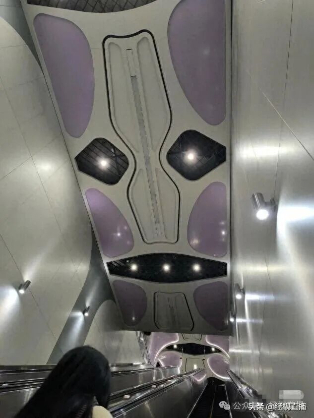 地铁站顶灯形状像人脸引不适！网友：很诡异…回应来了