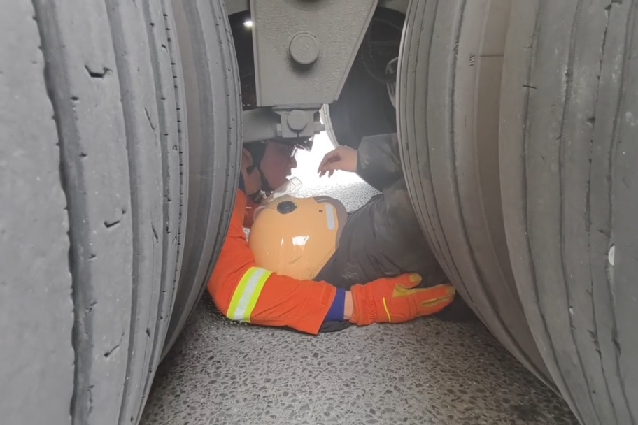 惊险！三明一女子被困车底，关键时刻他们出手……