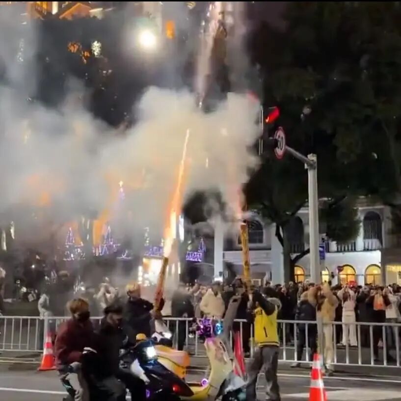 跨年夜突发！气球触碰电线后爆炸，整条街瞬间停电