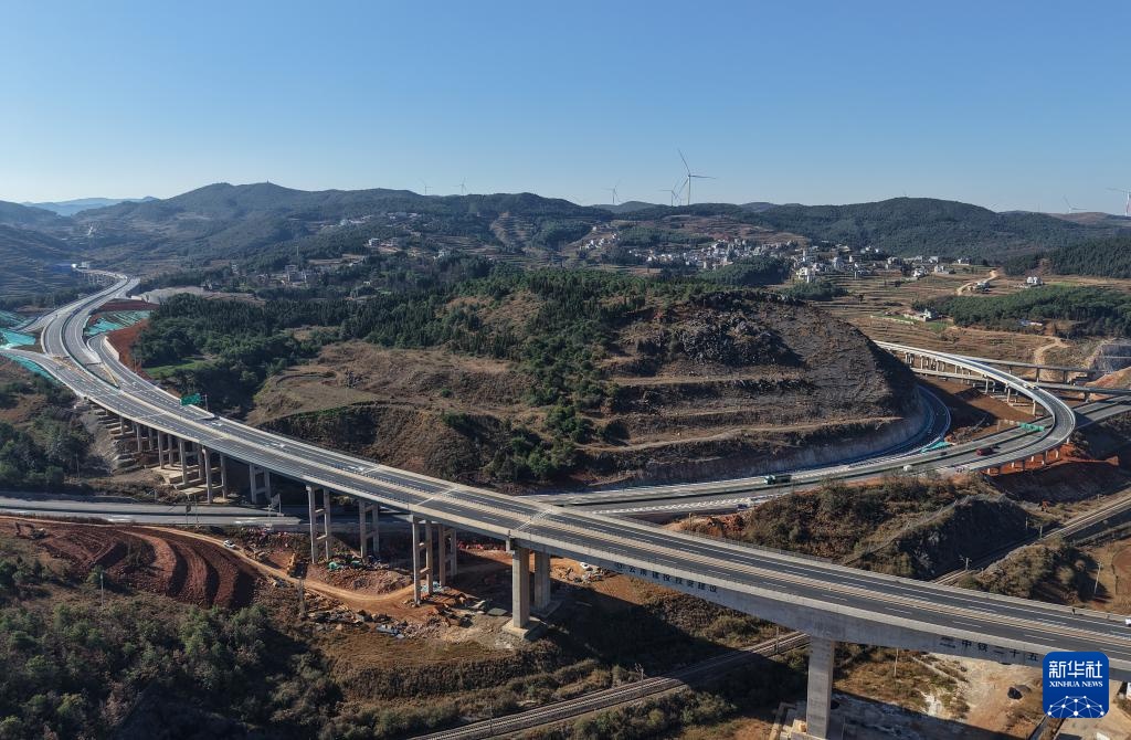 云南宣富高速公路建成通车