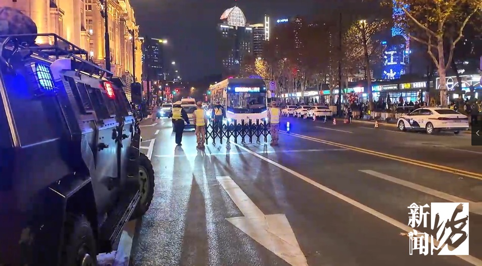 “站在外滩这一刻，才懂为什么大家都爱来这跨年！”网友感叹：太美了……