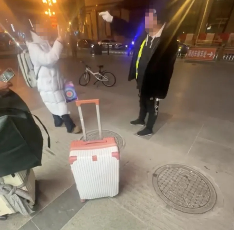 "谁敢拉她！"女大学生火车站遭揽客威胁，警方通报：张某巍，行拘！