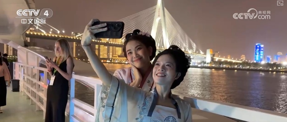 2026消费生活观察·不赶景点“停下来” 外国游客在华旅游消费“体验感”满满