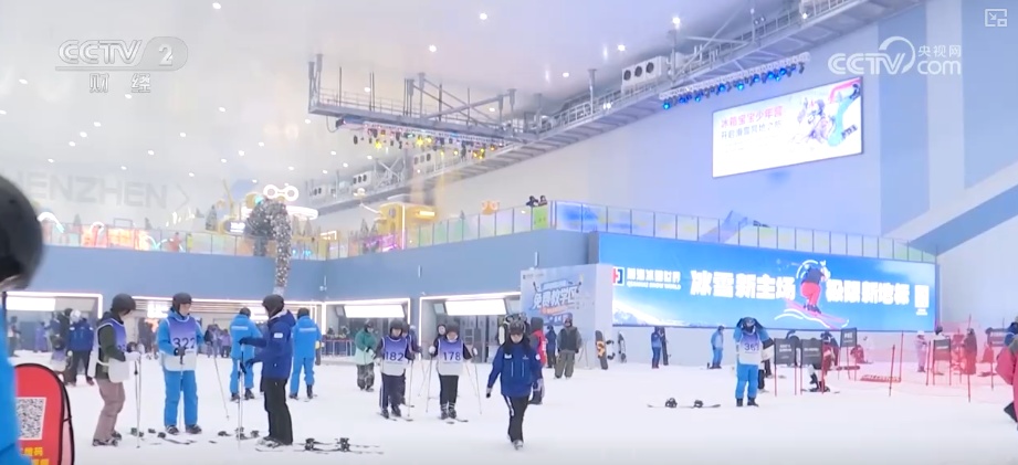 “摄影师加鸡腿”！走近“大神”看滑雪摄影师火爆出圈背后