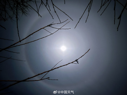 高清!2026第一天北京出现月晕景观 高清!2026第一天北京出现月晕景观