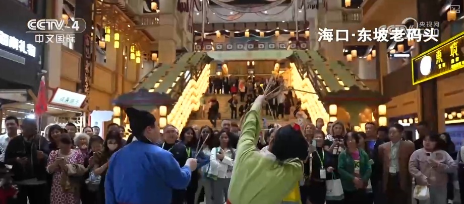 2026消费生活观察·不赶景点“停下来” 外国游客在华旅游消费“体验感”满满