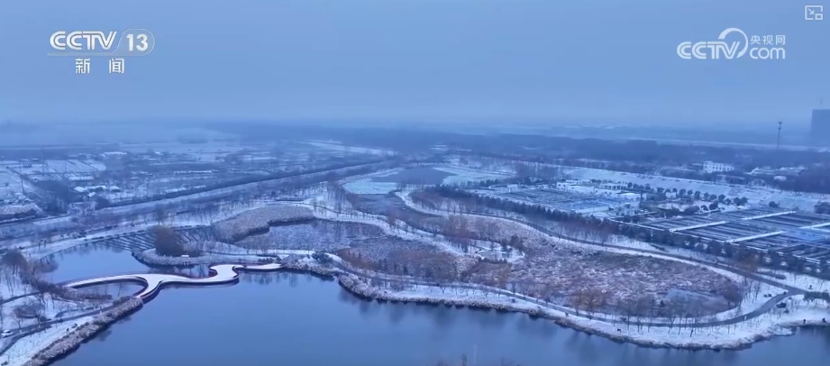 多地新年迎降雪 各部门协同除冰铲雪保畅通护航百姓游玩安全