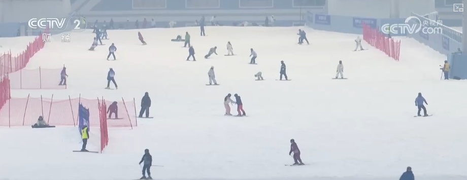 “摄影师加鸡腿”！走近“大神”看滑雪摄影师火爆出圈背后
