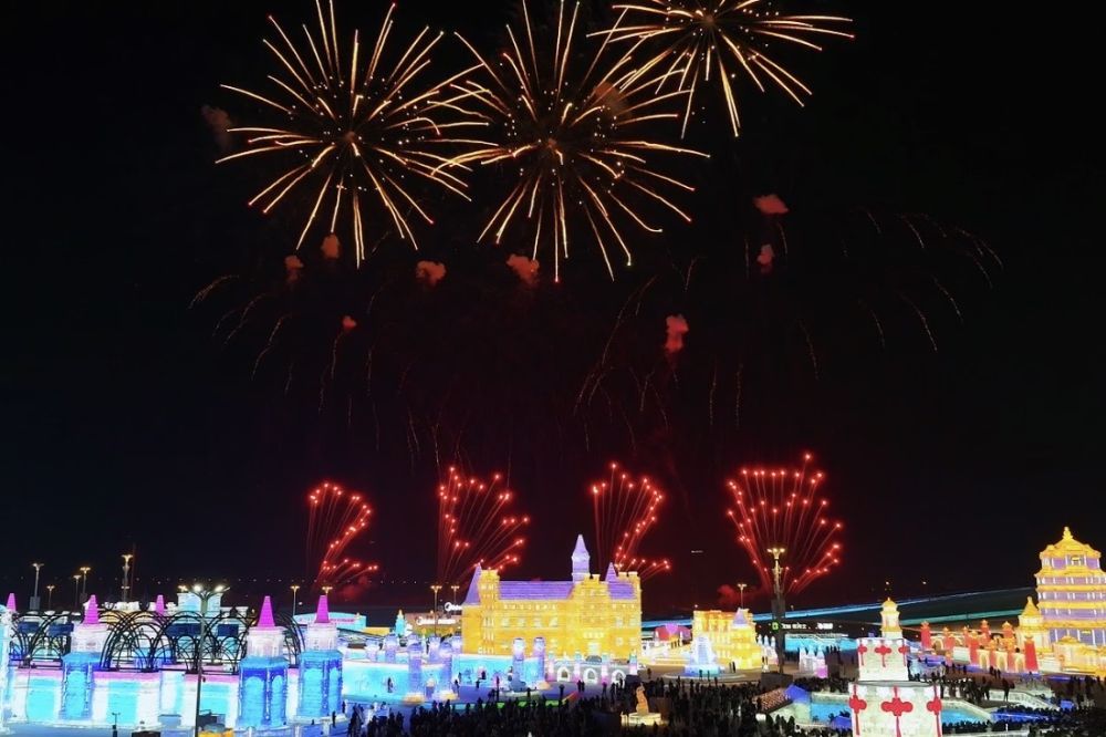 中外游客相聚“尔滨”体验冰雪跨年