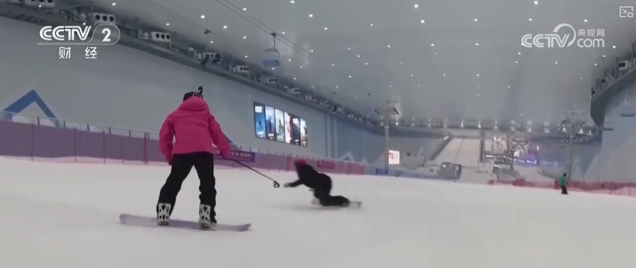 “摄影师加鸡腿”！走近“大神”看滑雪摄影师火爆出圈背后