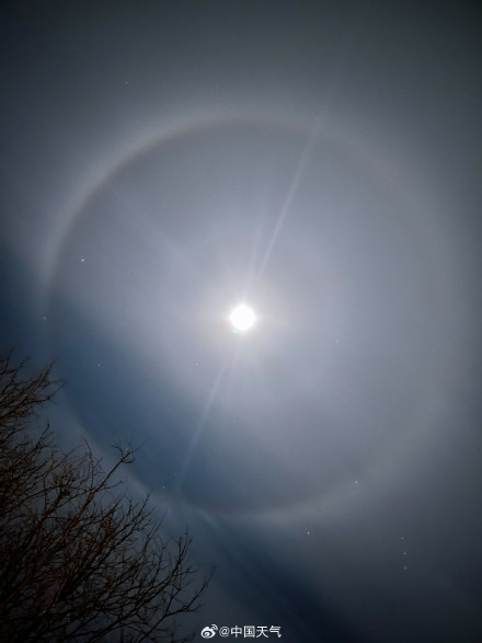 高清!2026第一天北京出现月晕景观 高清!2026第一天北京出现月晕景观