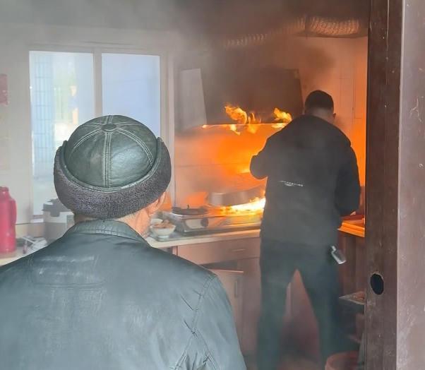 村民家中意外起火，村干部教科书式“5个步骤”三分钟扑灭火