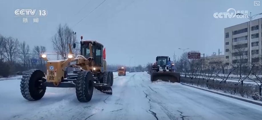 多地新年迎降雪 各部门协同除冰铲雪保畅通护航百姓游玩安全