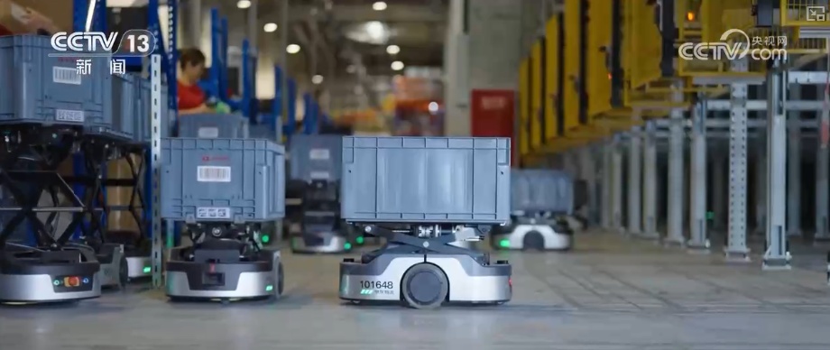 机器人“跑”起来助推物流“加速跑” 数万快递开启新年之旅抵达千家万户