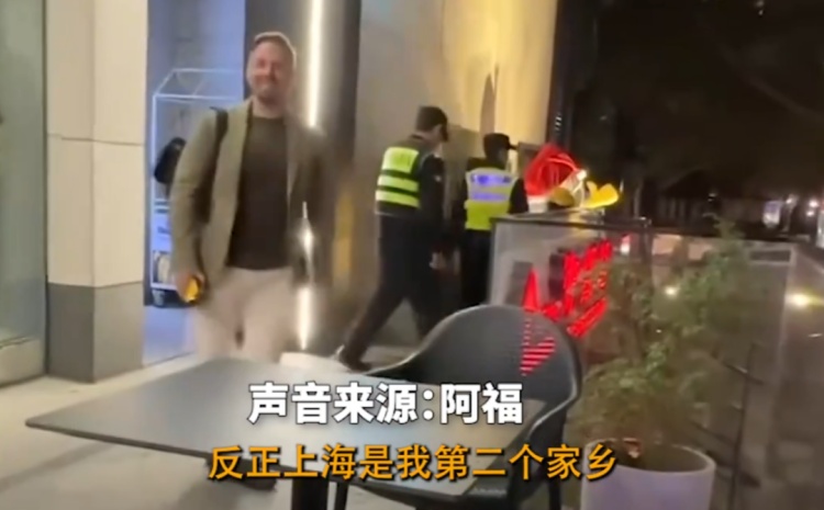 老外把电脑包落在了共享单车，报警后发现一张“神秘字条”