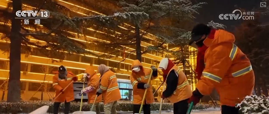 多地新年迎降雪 各部门协同除冰铲雪保畅通护航百姓游玩安全
