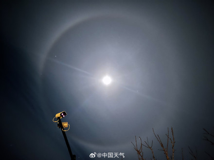 高清!2026第一天北京出现月晕景观 高清!2026第一天北京出现月晕景观