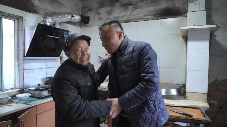 村民家中意外起火，村干部教科书式“5个步骤”三分钟扑灭火