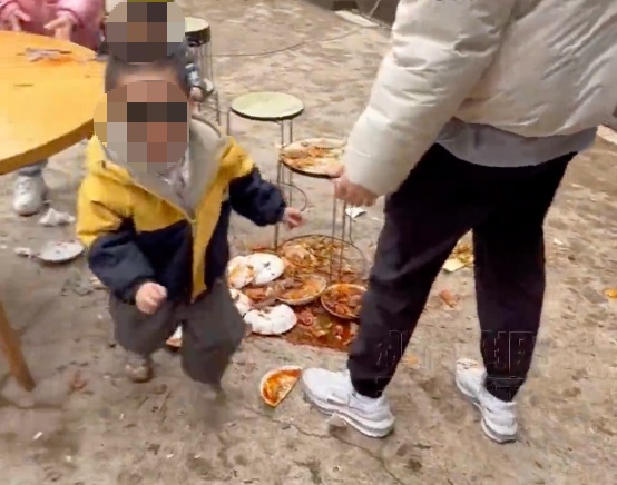 4岁男童吃席打翻盘子，父母让他当众这样做！网友吵翻