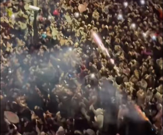 跨年夜对着满天气球喷射“加特林”，两名男子被行拘