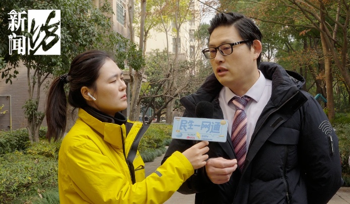 上海一小区男子行为引关注，所过之处气味刺鼻，久难消散！居民：会有毒害吗？