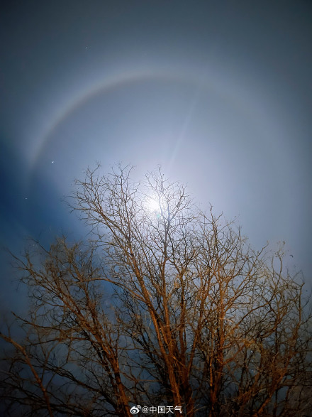 高清!2026第一天北京出现月晕景观 高清!2026第一天北京出现月晕景观