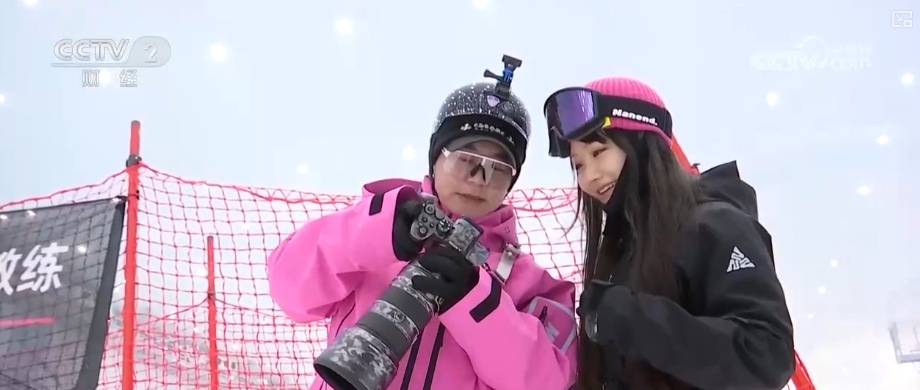 “摄影师加鸡腿”！走近“大神”看滑雪摄影师火爆出圈背后