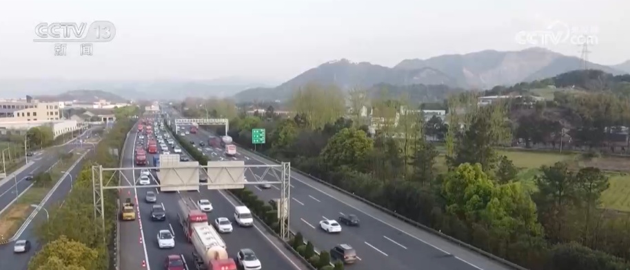 假日出行“火热”、出入境“双向奔赴” 借助旺盛出行数据透视活力中国