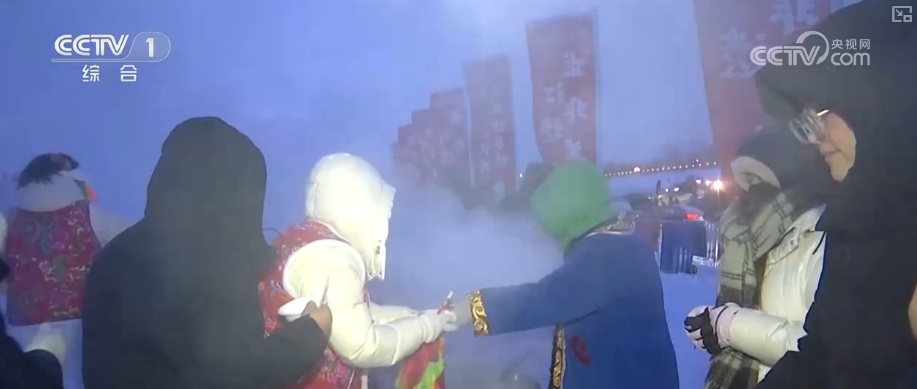 “沉浸式体验+多元场景”释放假日多彩活力 游客在文化与烟火气中欢度佳节