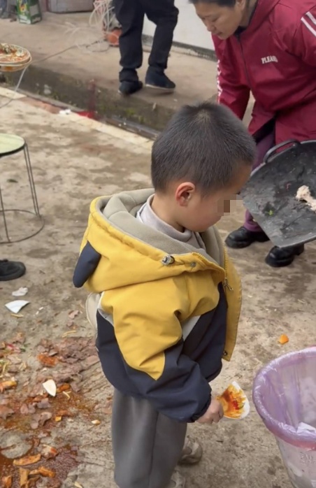 4岁男童吃席打翻盘子，父母让他当众这样做！网友吵翻