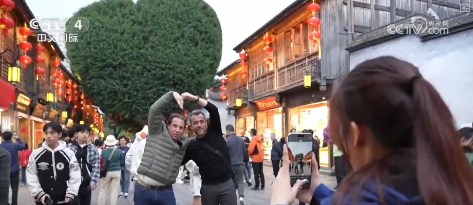 2026消费生活观察·不赶景点“停下来” 外国游客在华旅游消费“体验感”满满